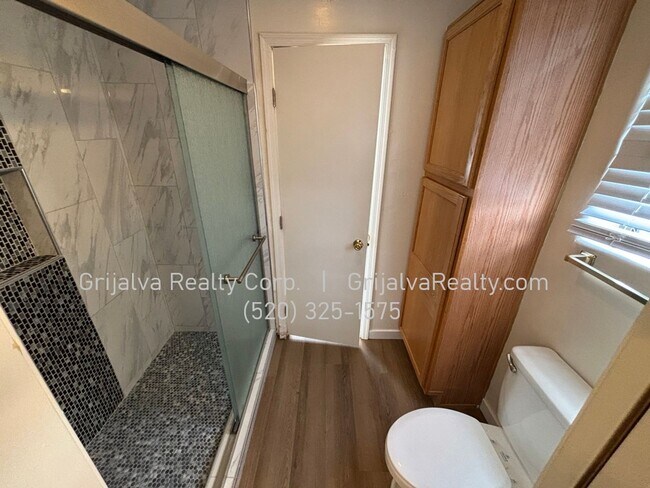 Building Photo - 1415 E Lester St