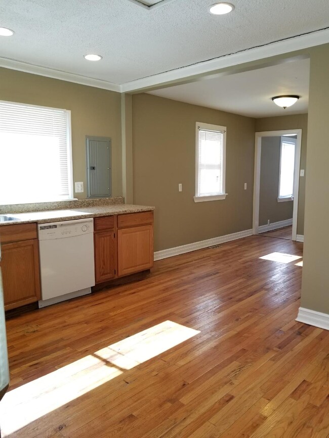 Building Photo - 3 Bedroom Ranch, Hardwood Floors, Recessed...