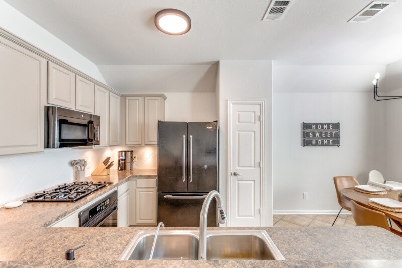 Building Photo - 8421 Green Ash Dr
