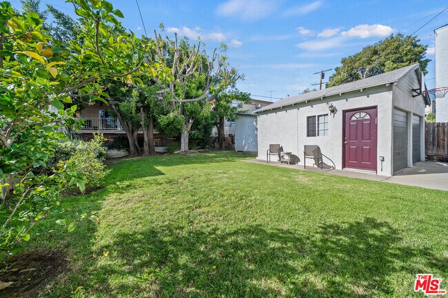 Building Photo - 1453 S Durango Ave