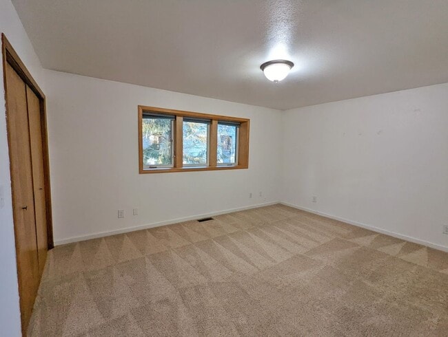 Building Photo - Backloop Sgl Fam Home, 3BD/2BA, Pet Friendly, 2 Car Garage