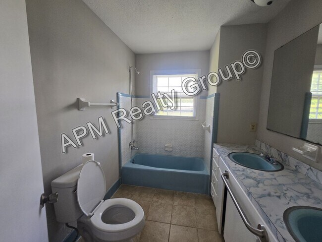 Building Photo - Spacious three bedroom West Columbia home