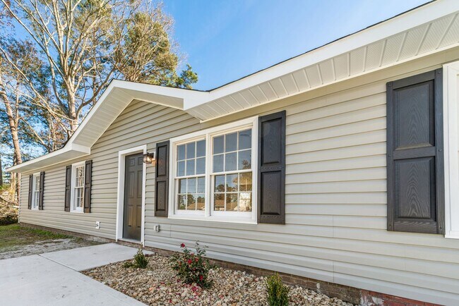 Building Photo - 136 Sandy Dr
