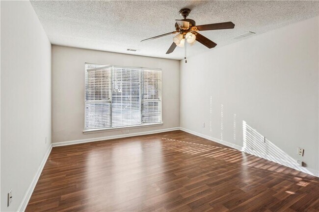 Building Photo - 3025 Vineyard Way