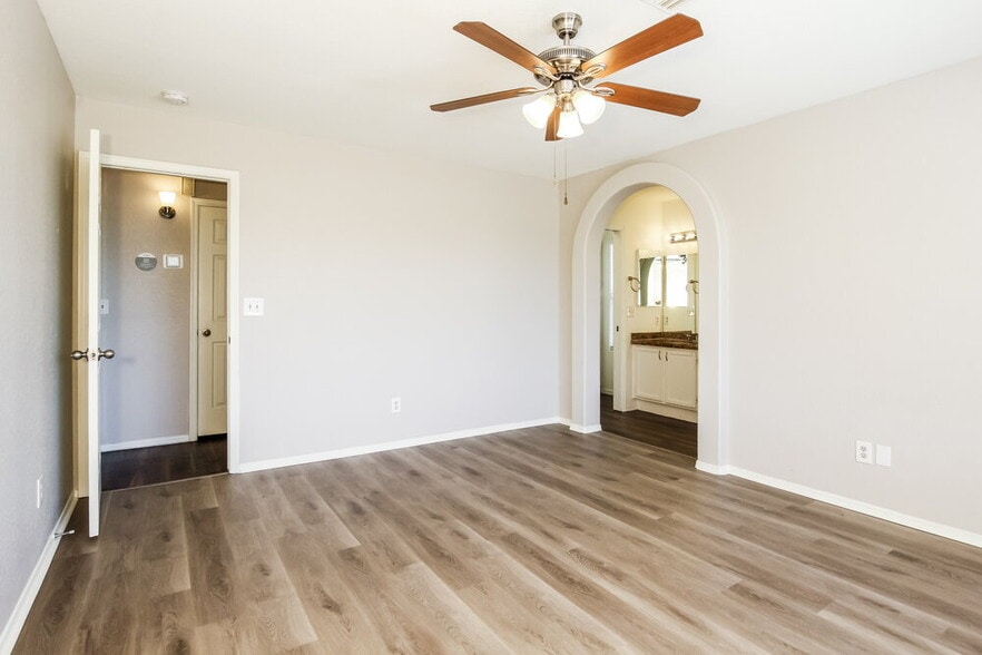 Building Photo - 8727 W Sierra Vista Dr