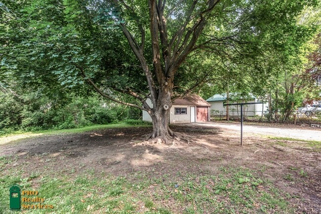 Building Photo - 2 Bedroom Home in Maplewood