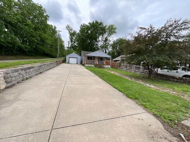 Building Photo - 2 bedroom with amazing yard!