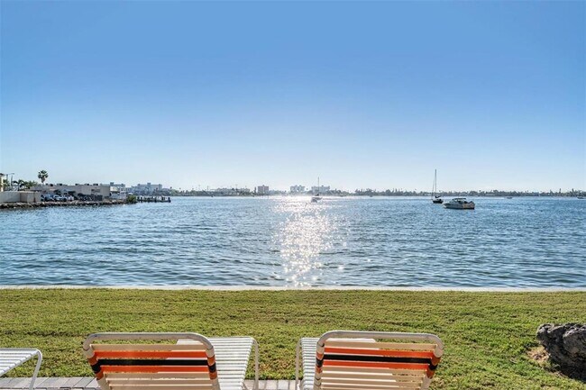 Building Photo - 4550 Cove Cir