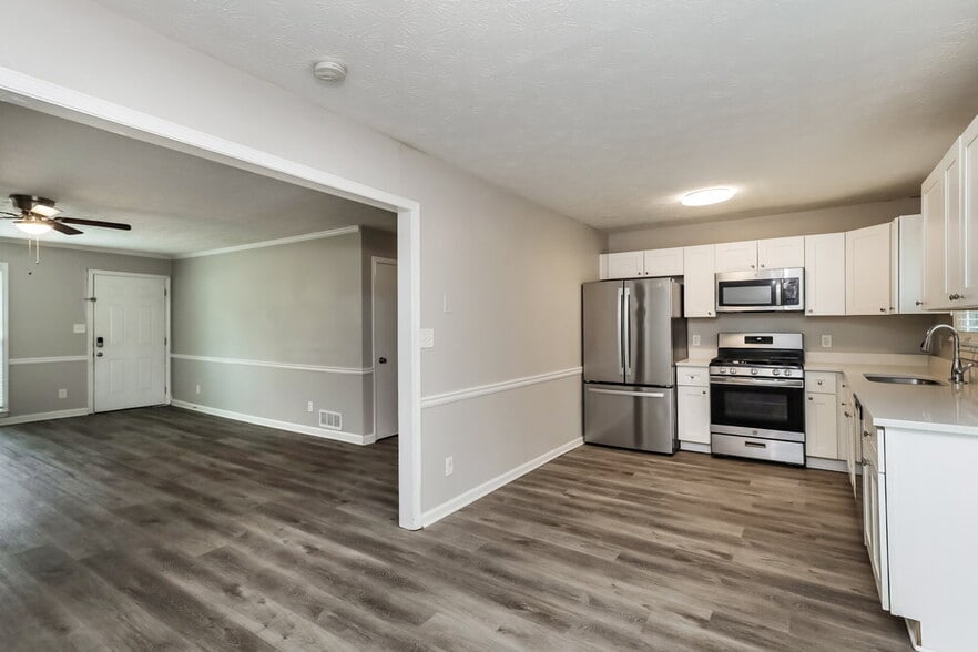 Building Photo - 661 Greenview Ave SE