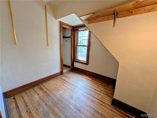 Building Photo - 325 Box Avenue Unit