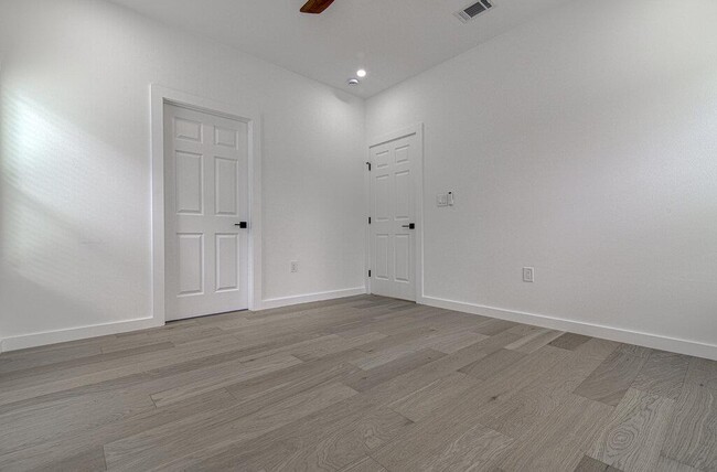 Building Photo - 2530 Steck Ave