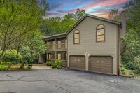 Building Photo - 27 Blackberry Dr E