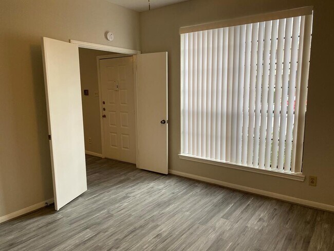 Building Photo - 2121 El Paseo St