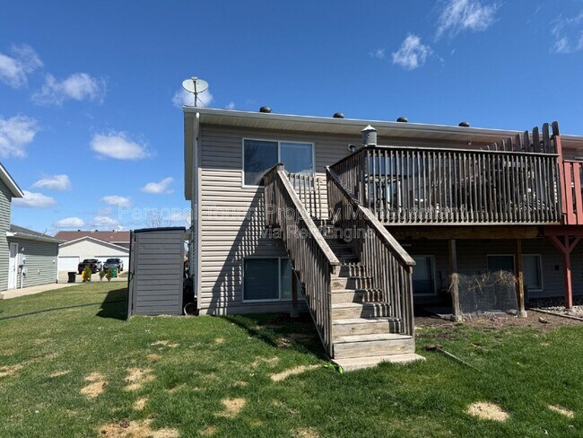 Building Photo - 975 42nd Ave W