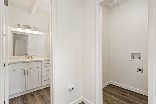 Building Photo - Quiet Comfortable Upstairs 2 Bedroom 1 Bat...