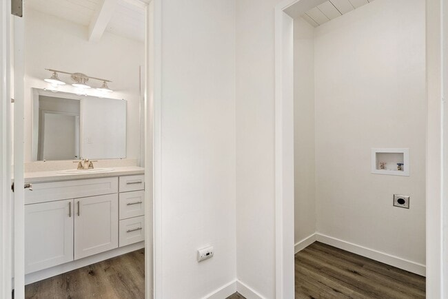 Building Photo - Quiet Comfortable Upstairs 2 Bedroom 1 Bath Located close to Downtown