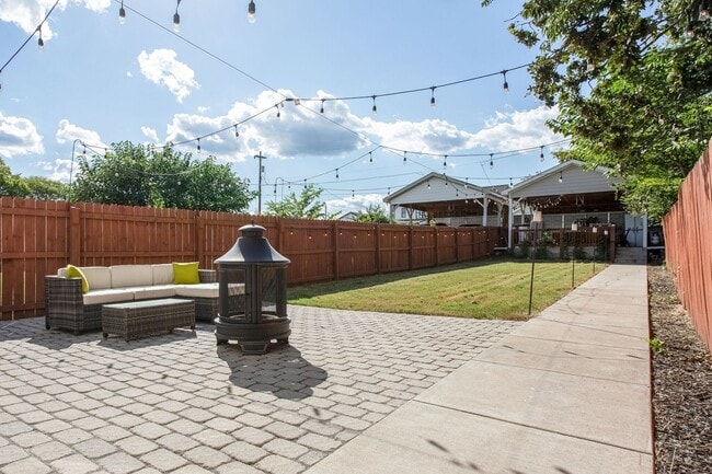 Building Photo - Available Now! 4 Bed, 3.5 Bath, Convenient...