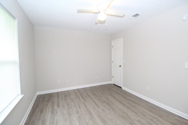 Building Photo - 3BR, 2BA Duplex in NW Pensacola – Convenie...