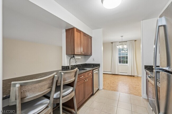 Building Photo - 135 S Maple Ave