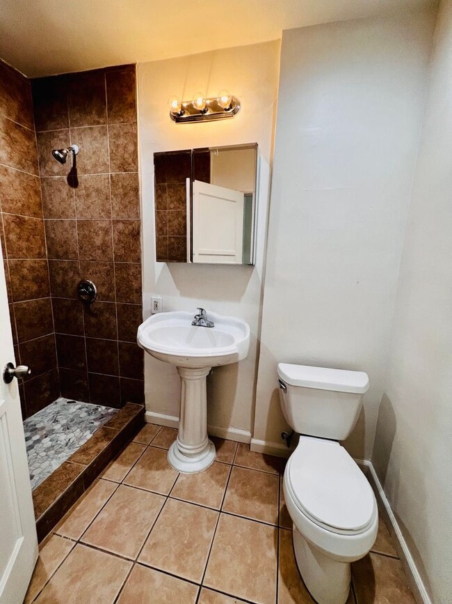 Building Photo - 4 BED HOUSE with Garage, Yard, Pets Consid...