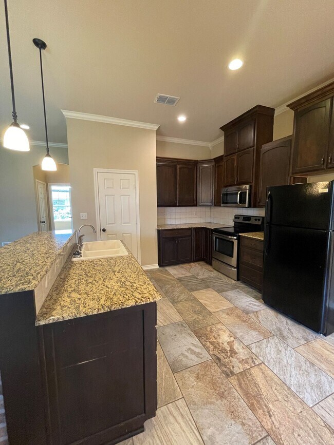 Building Photo - Beautiful 3-bed/2-bath with garage!