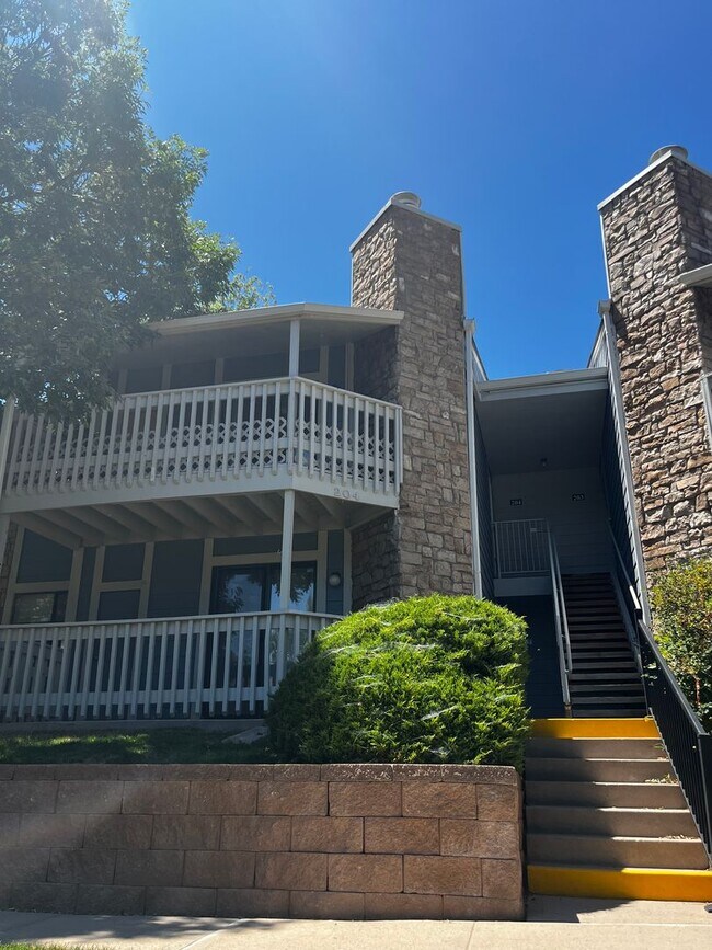 Building Photo - Well Maintained 2 bed 2 bath condo in Woodside Village!