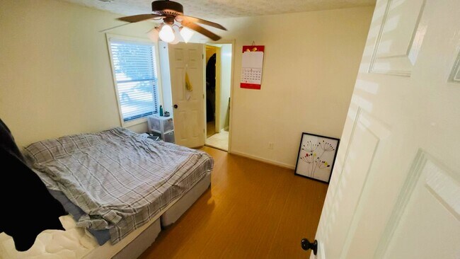 Building Photo - 449 N Donahue Dr