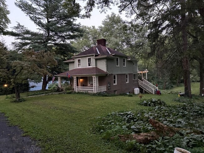 Building Photo - Riverfront home in a quiet spot, 3 acres, ...