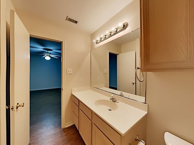 Building Photo - No Application Fees* $500 Off 1st Month Rent*