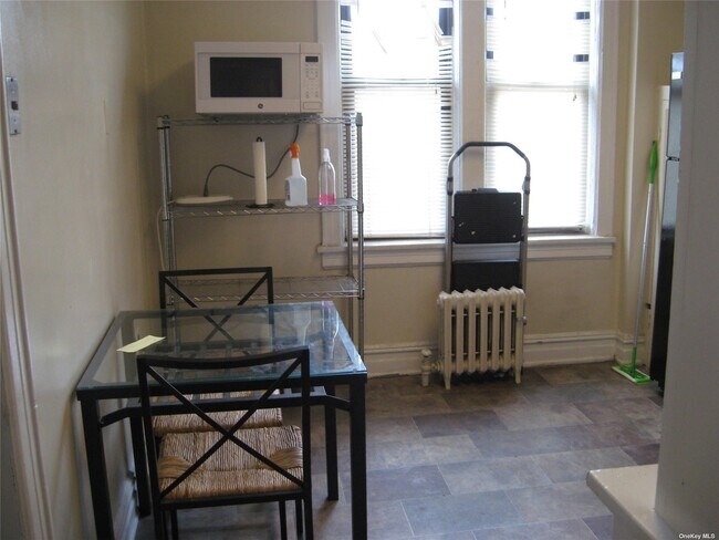 Building Photo - 266 Jericho Turnpike