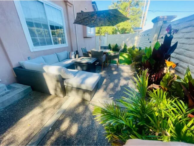 Building Photo - 1048 Bougainvillea Terrace
