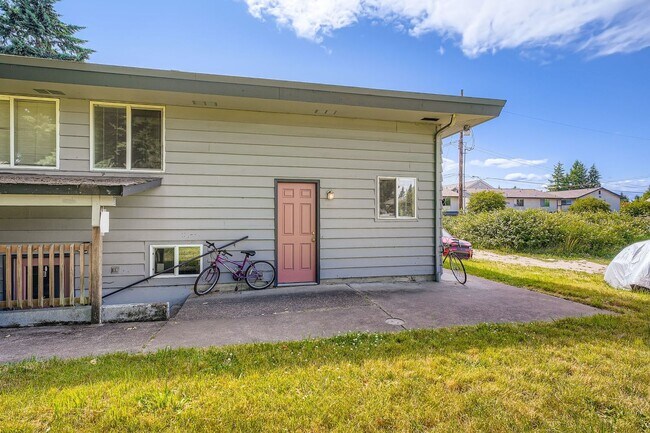 Building Photo - Shorewood Place 1031