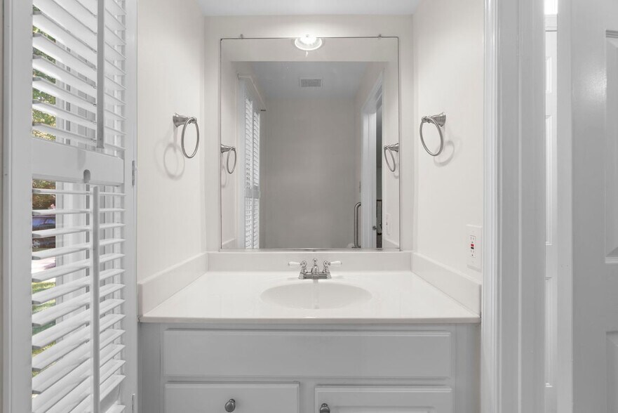 Building Photo - 8710 Birkenhead Ct