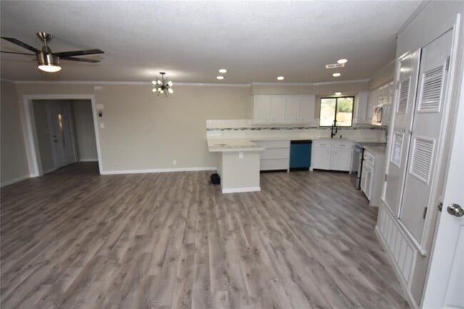 Building Photo - 609 Nomad Dr