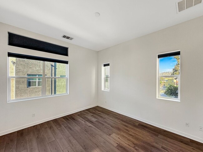 Building Photo - 3B/2.5BA Townhome in Mission Valley Now Av...