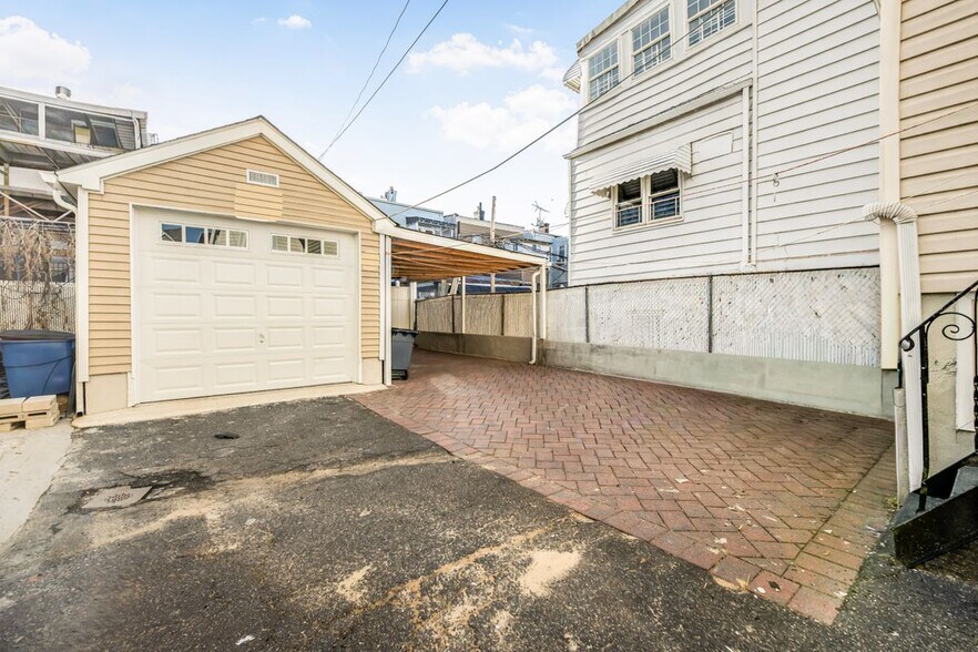 Building Photo - 1837 Wallace Ave