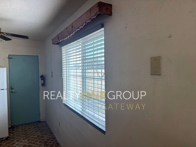 Building Photo - Compact 2 Bedroom 1 bath home with parking...