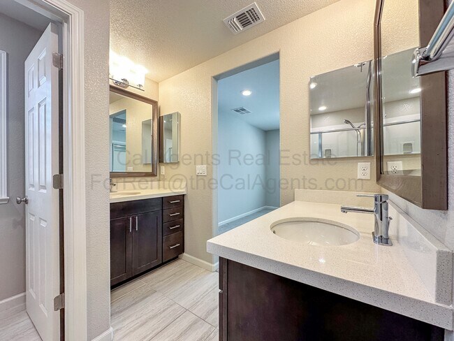 Building Photo - 3331 Rosenblatt St