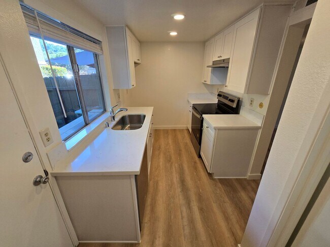 Building Photo - Spacious townhome in a well-maintained El Cajon complex