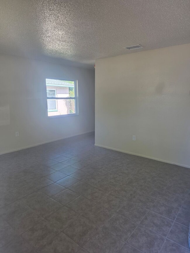 Building Photo - 3/2 DUPLEX NEW REMODEL