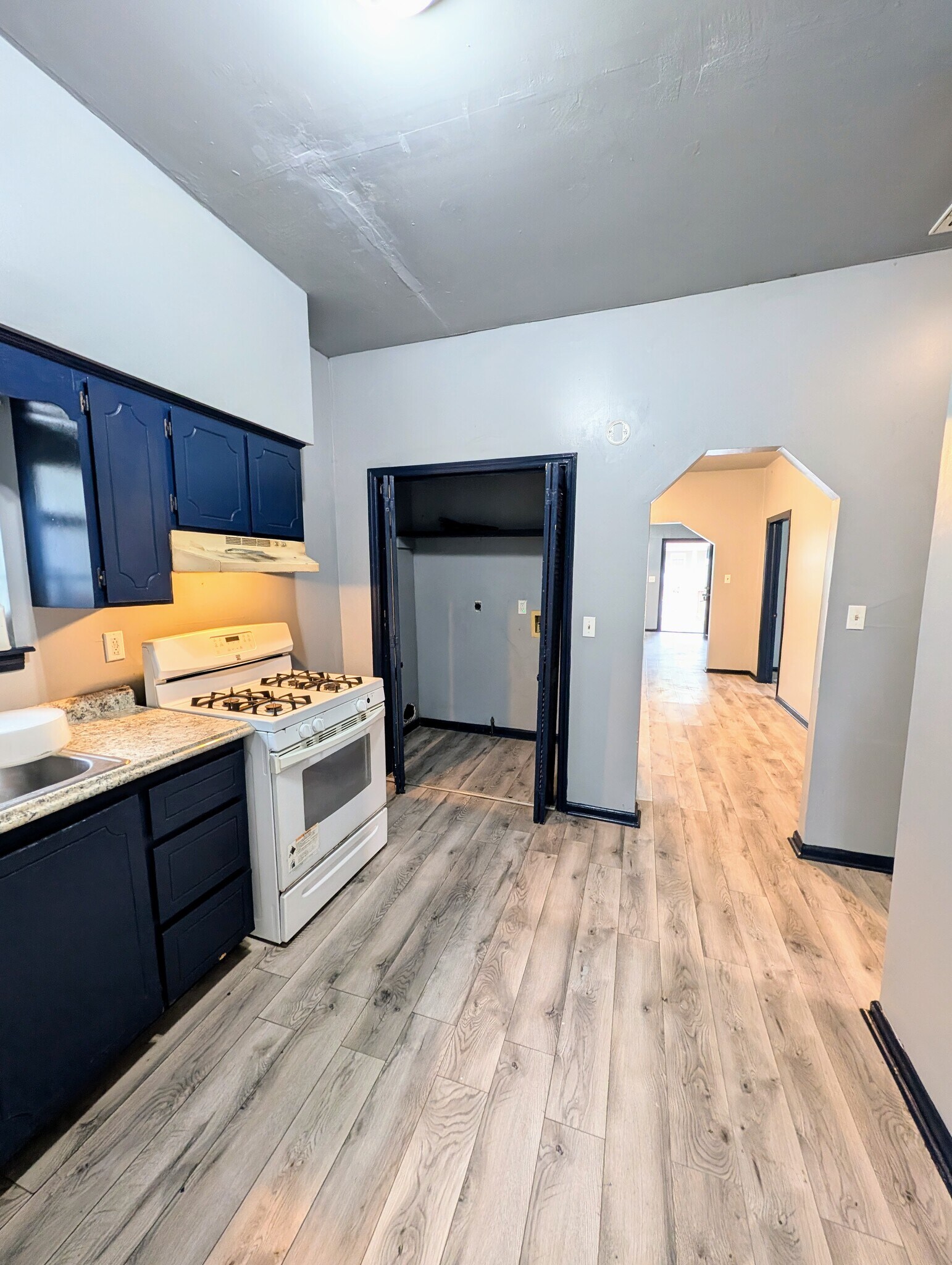 Building Photo - 1008 W 52nd St