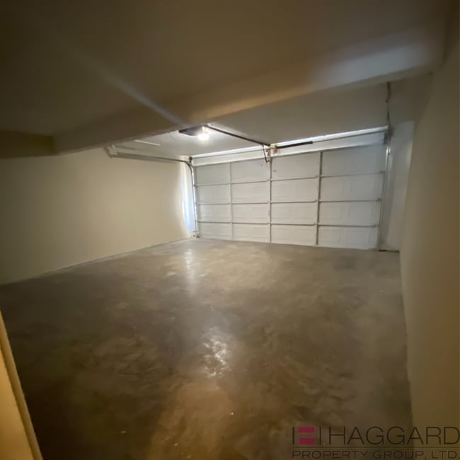 Building Photo - 3 bedroom 2.5 bathroom Duplex