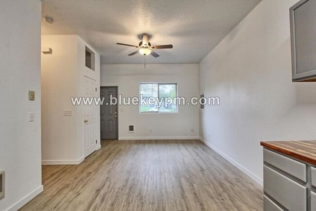 Building Photo - 1 Bed, 1 Bath Duplex Unit in Parkrose