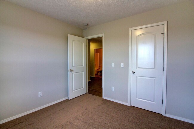 Building Photo - 3 Bedroom in Springfield!