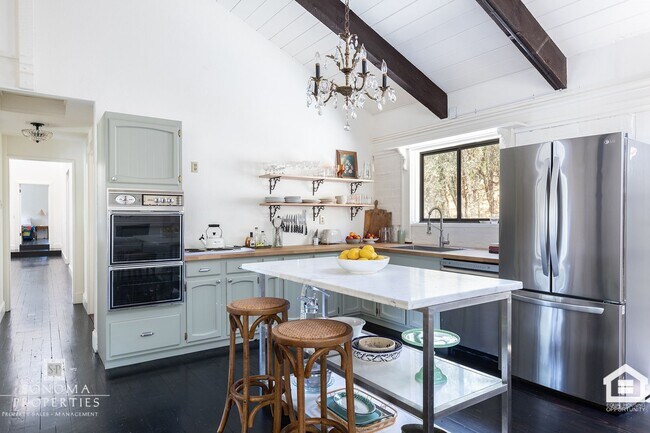 Building Photo - Wine Country Living in Spacious Glen Ellen...