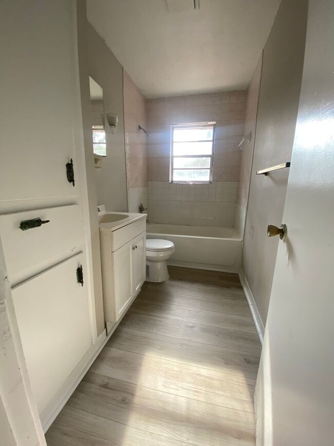 Building Photo - **ON HOLD**East Columbus 3 Bedroom / 1 Bathroom Home for Rent***