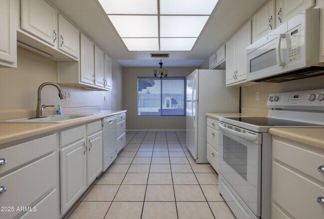 Building Photo - 10005 W Oak Ridge Dr
