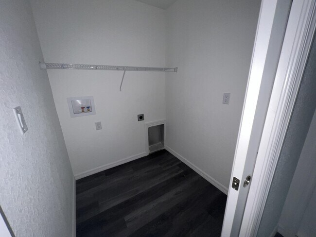 Building Photo - 9 Maple Dr