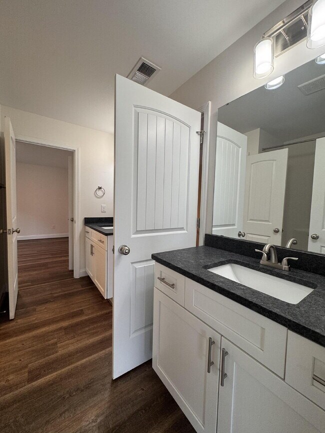 Building Photo - Beautiful 5-Bed, 3-Bath Home in Travelers ...