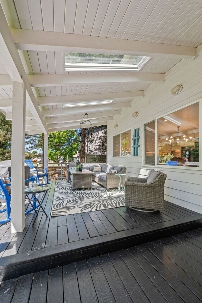 Building Photo - 2062 Hyacinth Rd